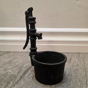 vintage miniature doll SMALL CAST IRON WATER PUMP W/ ROUND BASE 6"